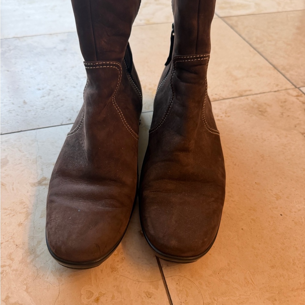 Tod’s Suede Leather Boots
Where Italian craftsmanship meets timeless style. - Picture 4 of 5